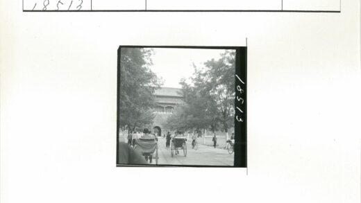 绿荫小路通往传统拱门建筑.jpg