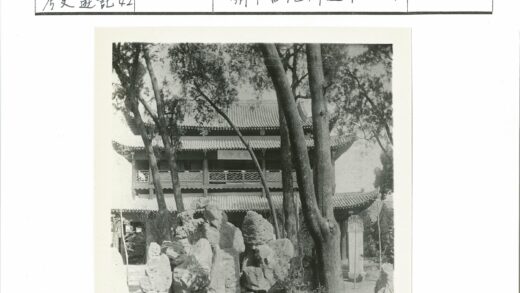 绿荫掩映的瓦顶石园景观.jpg