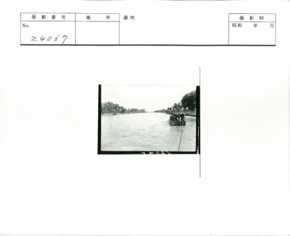 绿荫河岸航行船景.jpg