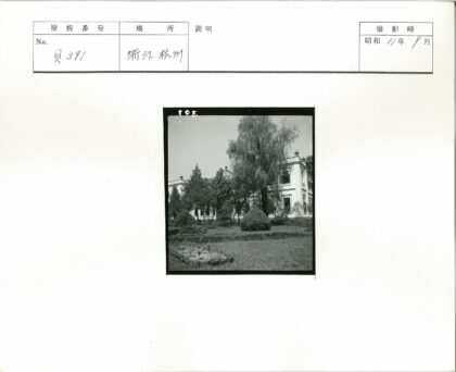 绿荫环绕的古典建筑景观.jpg