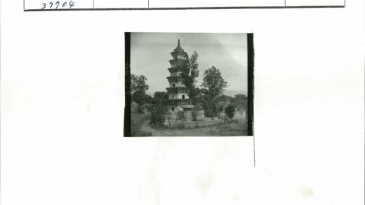 绿荫环绕的古老石塔.jpg