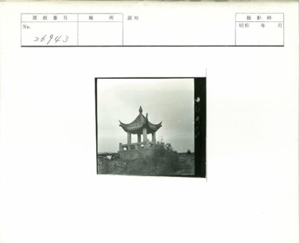 绿荫石台传统弧形亭子.jpg