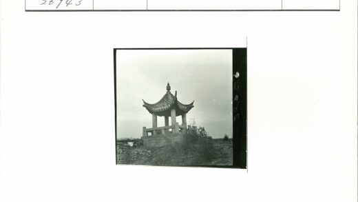 绿荫石台传统弧形亭子.jpg