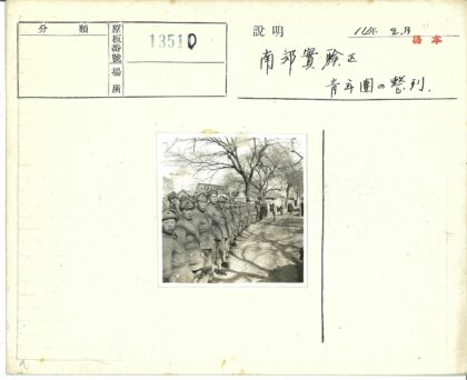 绿荫街道士兵列队行人背景.jpg