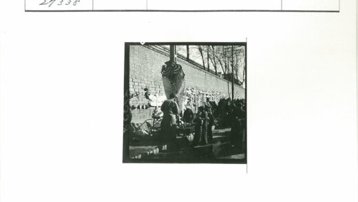 绿荫街道砖墙展示老物件.jpg