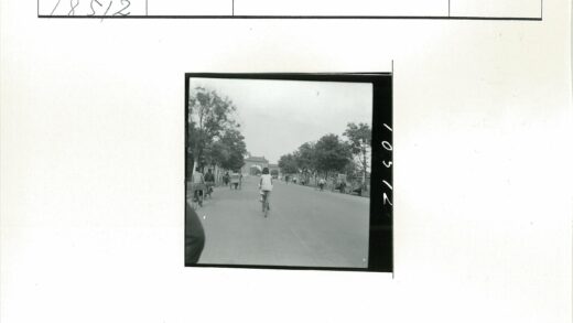绿荫街道骑行与拱门远景.jpg