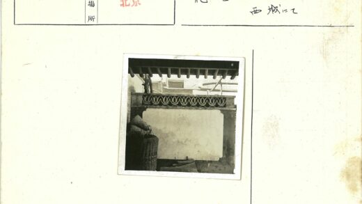 编织篮与白墙户外场景.jpg