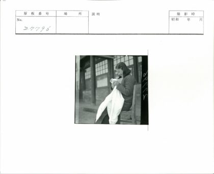 缝制白布的女子与古典建筑.jpg