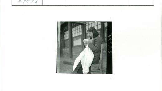 缝制白布的女子与古典建筑.jpg