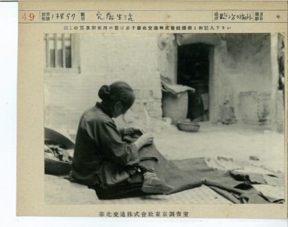 缝布人与石屋门前景象.jpg