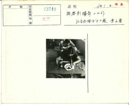缝纫工人专注操作缝纫机工作场景.jpg