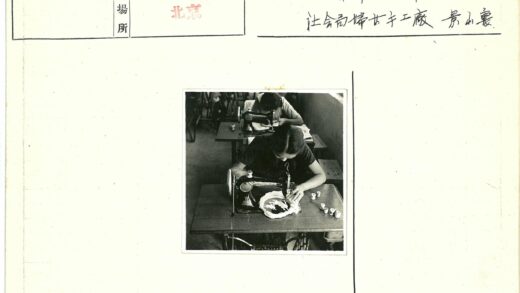 缝纫工人专注操作缝纫机工作场景.jpg