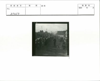 美国街道排队人群历史影像.jpg