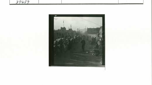 美国街道排队人群历史影像.jpg