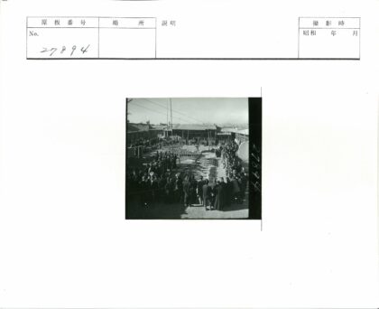 群众围观院子物品与远山背景.jpg