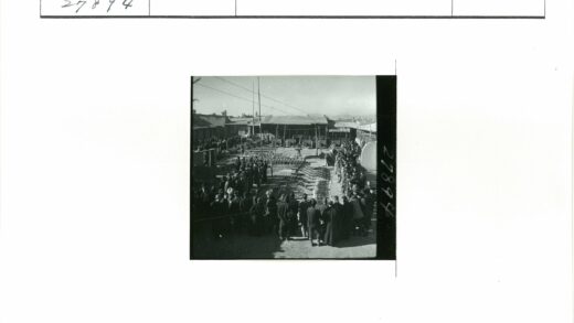 群众围观院子物品与远山背景.jpg