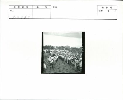 群众田间活动山景观众摄影.jpg