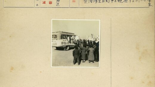 群众聚集公交车旁挥舞旗帜.jpg
