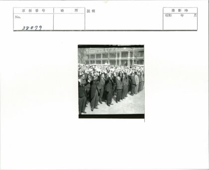 群众聚集历史建筑前合影.jpg