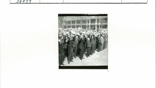 群众聚集历史建筑前合影.jpg