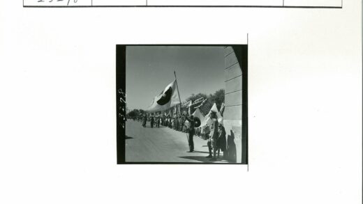 群众聚集历史建筑前游行活动.jpg