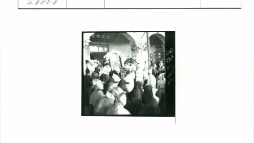 群众聚集拱门建筑前观肖像.jpg