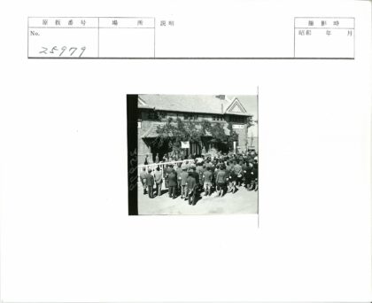 群众聚集聆听演讲历史场景.jpg
