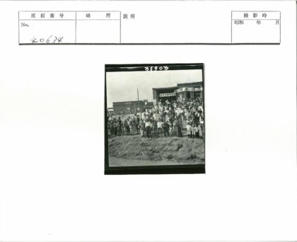 群众集会举旗横幅建筑背景.jpg