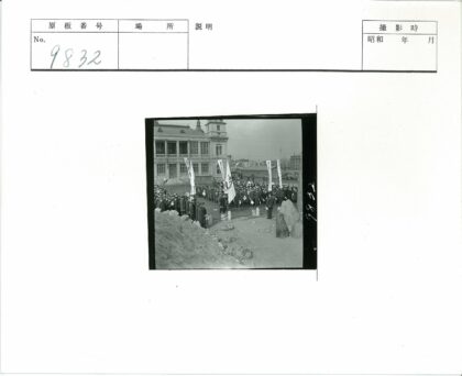 群众集会于历史建筑前举旗游行.jpg