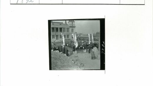 群众集会于历史建筑前举旗游行.jpg