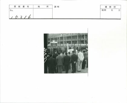 群众集会听演讲的户外场景.jpg