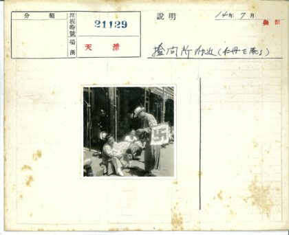 群众集会手持横幅扇子场景.jpg