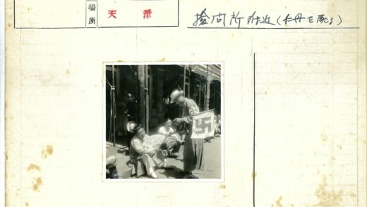 群众集会手持横幅扇子场景.jpg