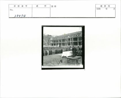 群众集会演讲冬季建筑前.jpg