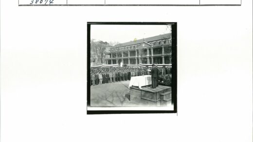 群众集会演讲冬季建筑前.jpg