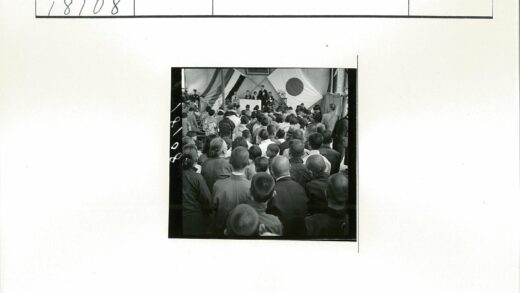 群众集会演讲现场.jpg