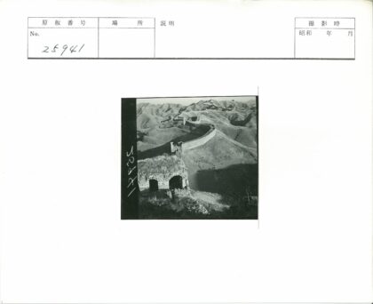 群山之上蜿蜒石墙遗迹.jpg