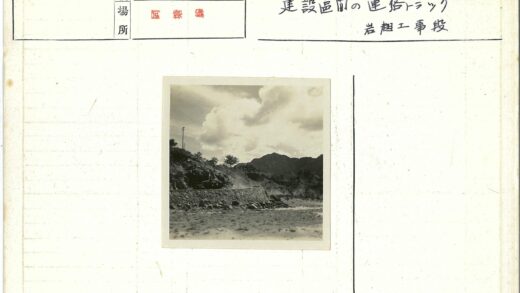 群山云影石板路行车.jpg