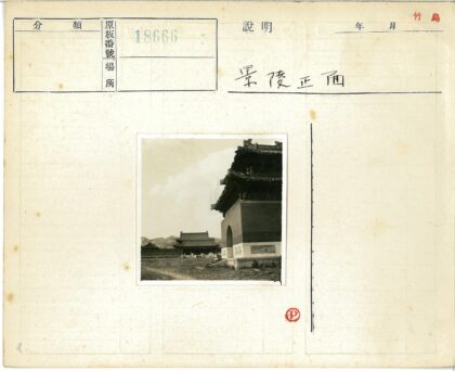 群山映衬下的传统建筑.jpg