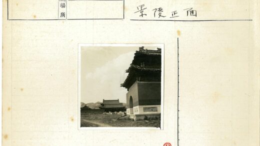 群山映衬下的传统建筑.jpg