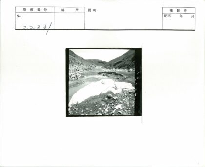 群山溪流与白色巨石景观.jpg