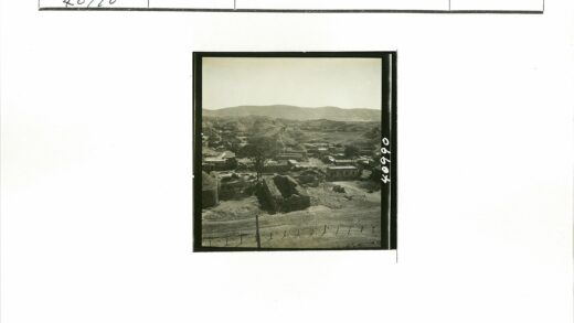 群山环抱的古老村庄与废墟.jpg
