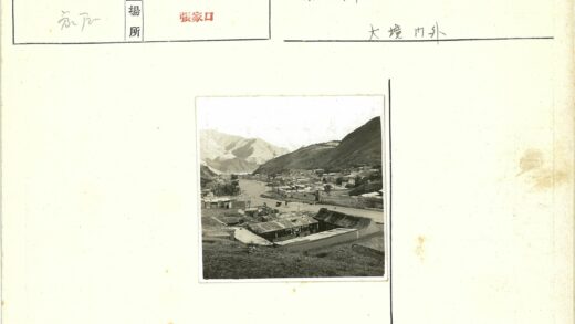 群山环抱的宁静小村庄.jpg