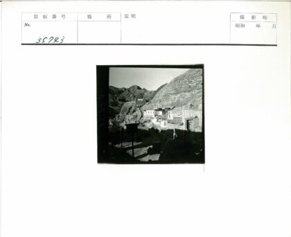 群山环绕的古老建筑.jpg