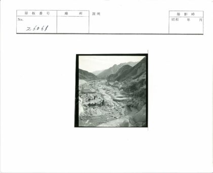 群山环绕的岩石河床徒步远眺建筑.jpg