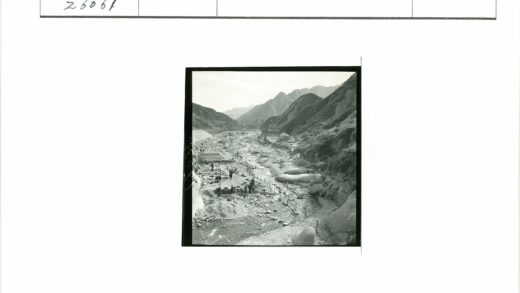 群山环绕的岩石河床徒步远眺建筑.jpg