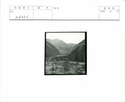 群山环绕的幽静山谷景观.jpg
