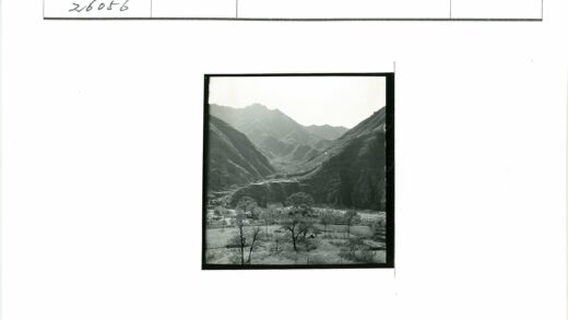 群山环绕的幽静山谷景观.jpg