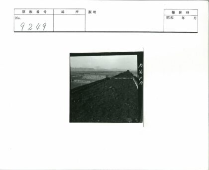 群山环绕贫瘠大地岩石小路.jpg