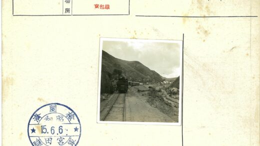 群山铁路旁树木行人.jpg